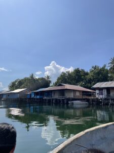 Ausflug zu einer Miniinsel namens "Asey Pulau" auf dem Sentani See für einen Gottesdienst, herzlichen Seelen und leckerem Essen.